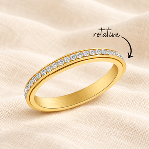 Bague zirco or rotative sur lin crème