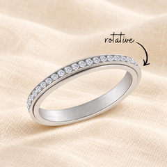 Bague zirco argent rotative sur lin crème