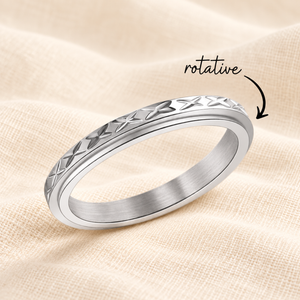 Bague yaxa argent rotative sur lin crème