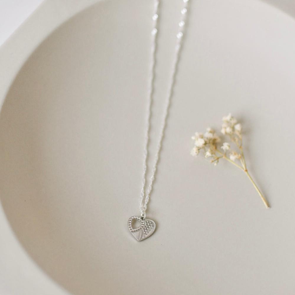 collier-long-argent-coeur-emera