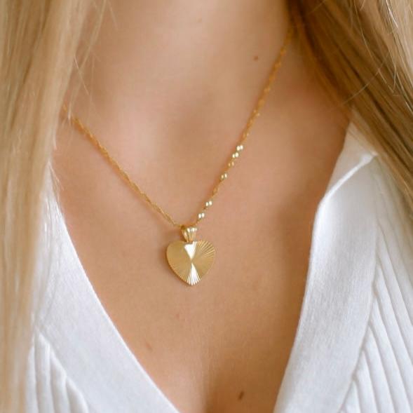 collier or coeur-Amo