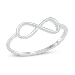 Bague Infina en argent sterling 925 sur fond blanc