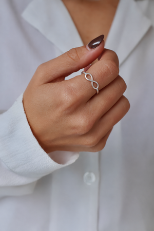 Montage de la bague Infina portée au doigt