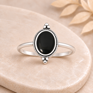 Bague Noctia en argent sterling 925 sur plateau beige marbré