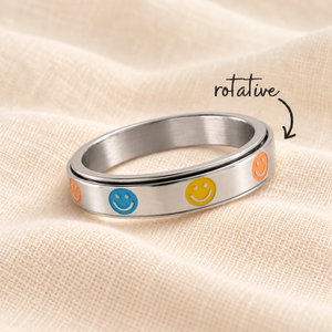Bague Sourire coloré argentée rotative sur lin crème