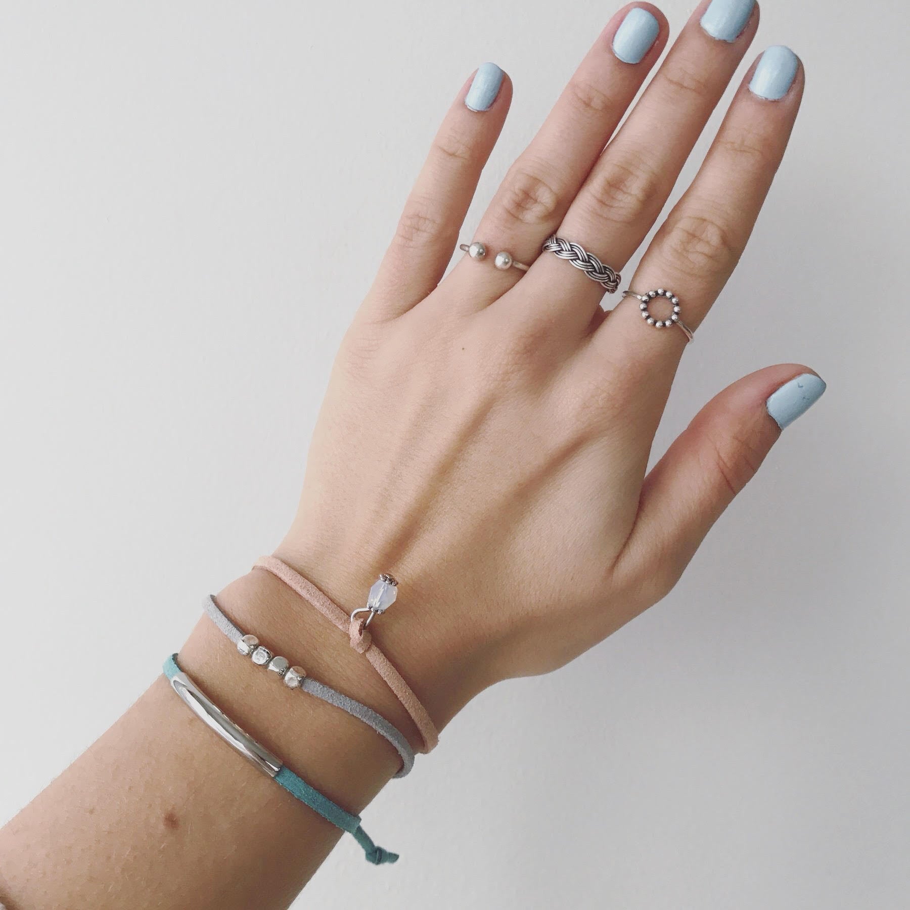 On ADORE les nouveaux bracelets en SUÈDE ajustables!