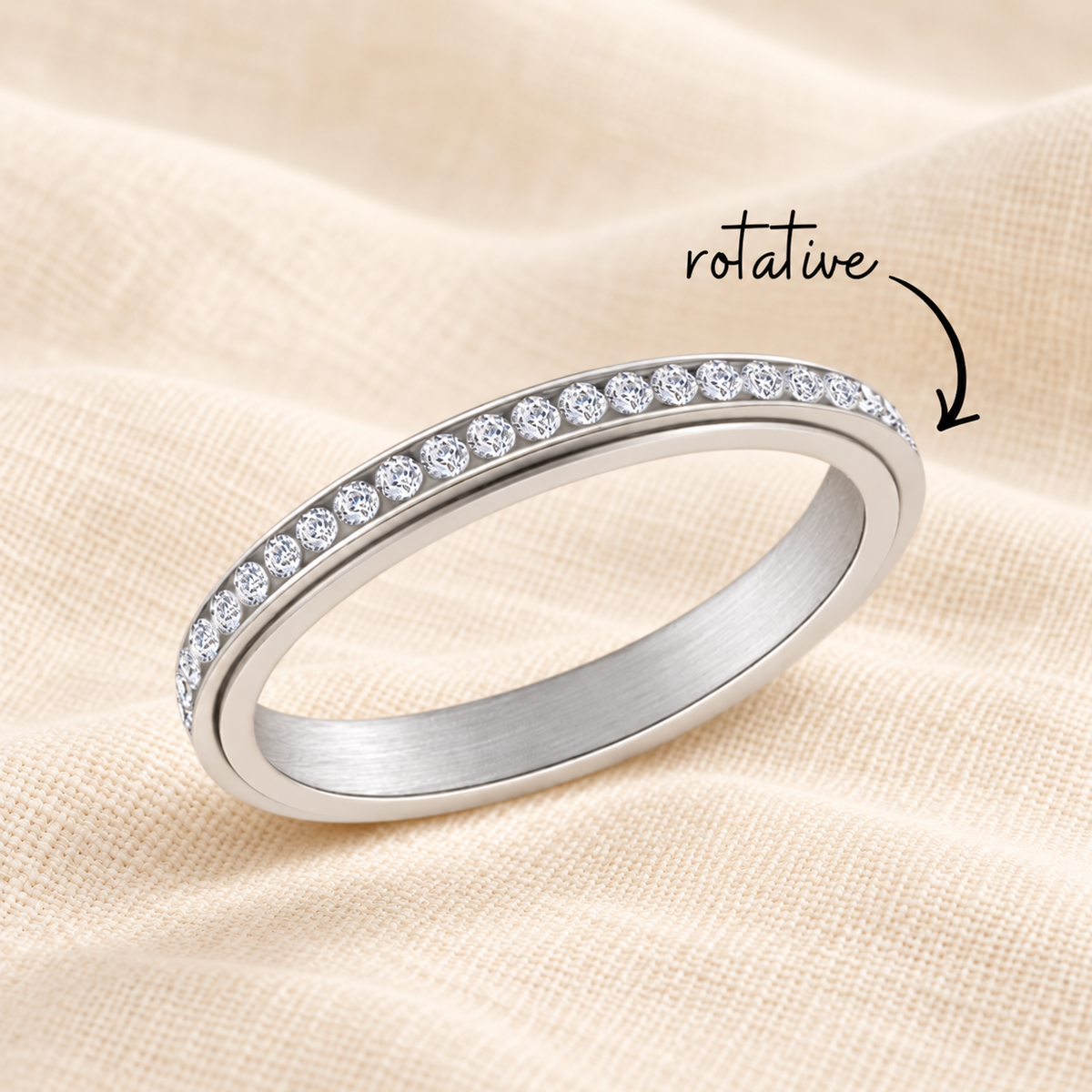 Bague zirco argent rotative sur lin crème