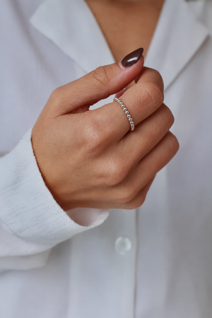 Montage de la bague Billie portée au doigt