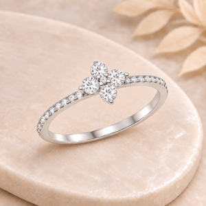 Bague Fleurette en argent sterling 925 sur plateau crème