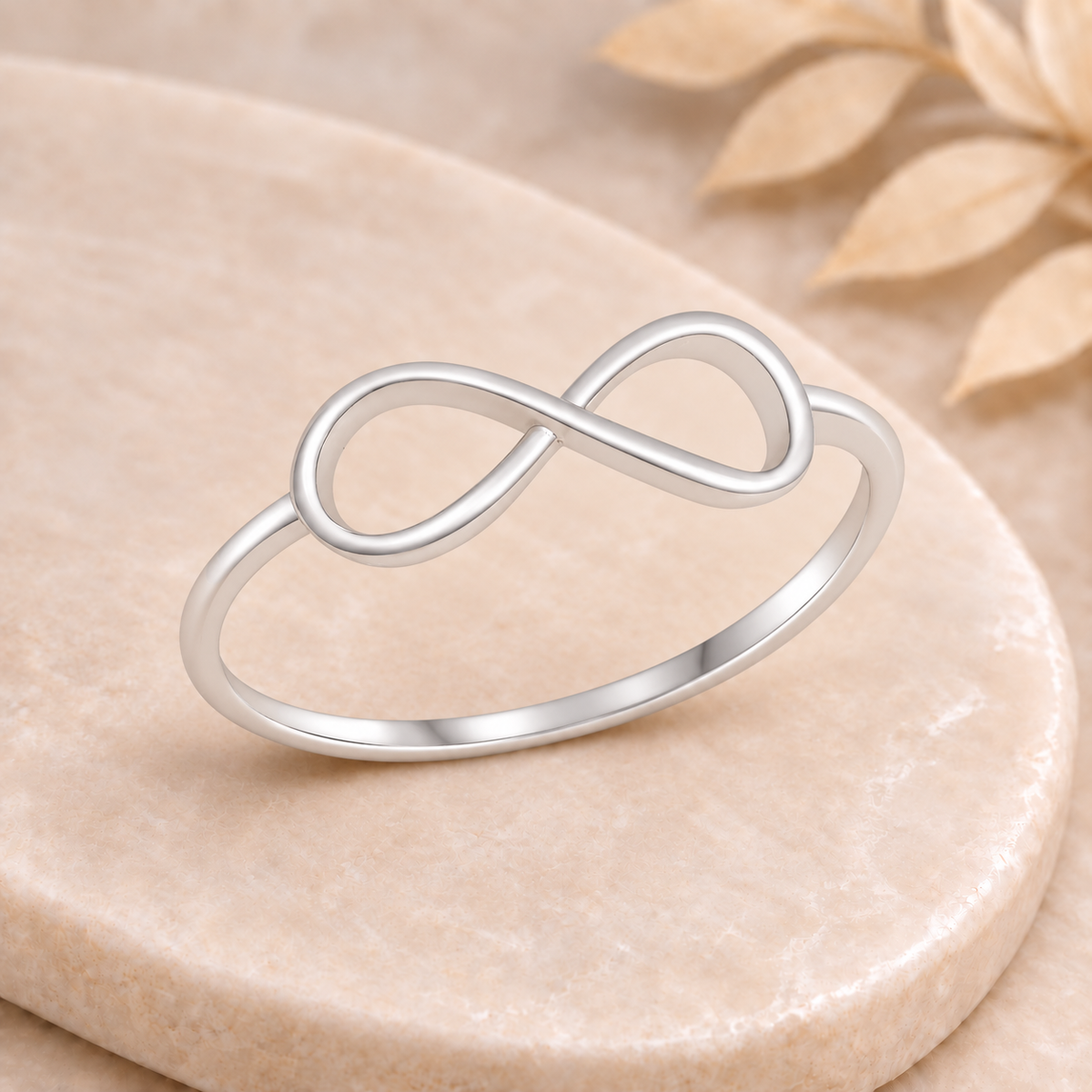Bague Infina sur plateau beige marbré