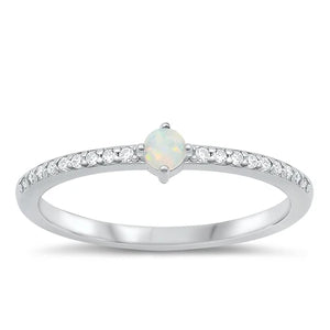 Bague Iriselle en argent sterling 925 sur fond blanc
