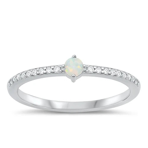 Bague Iriselle en argent sterling 925 sur fond blanc