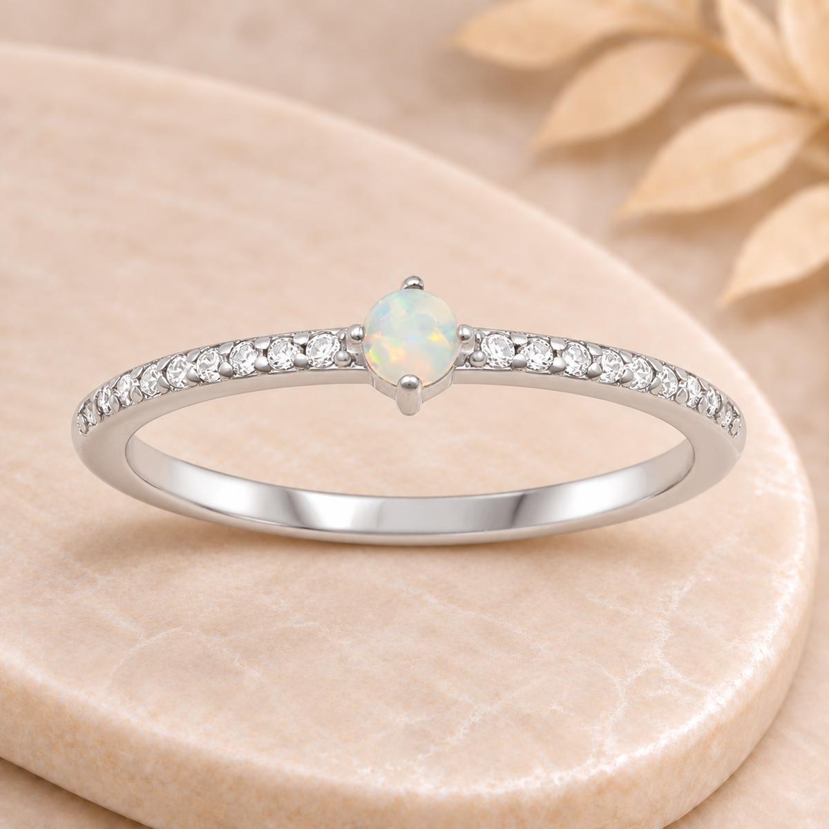 Bague Iriselle en argent sterling 925 sur plateau beige marbré