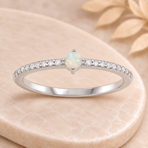 Bague Iriselle en argent sterling 925 sur plateau beige marbré