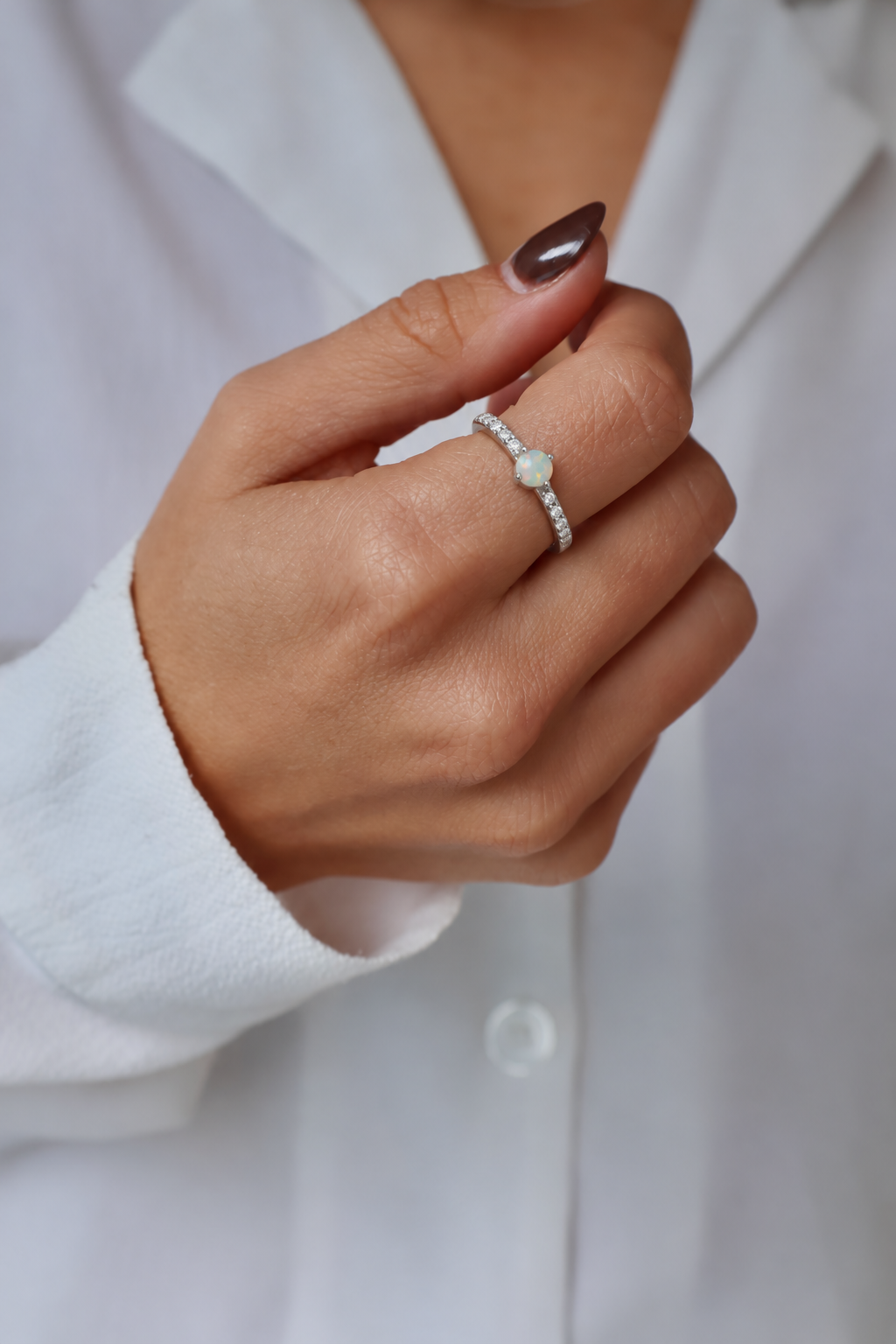 Montage de la bague Iriselle portée au doigt