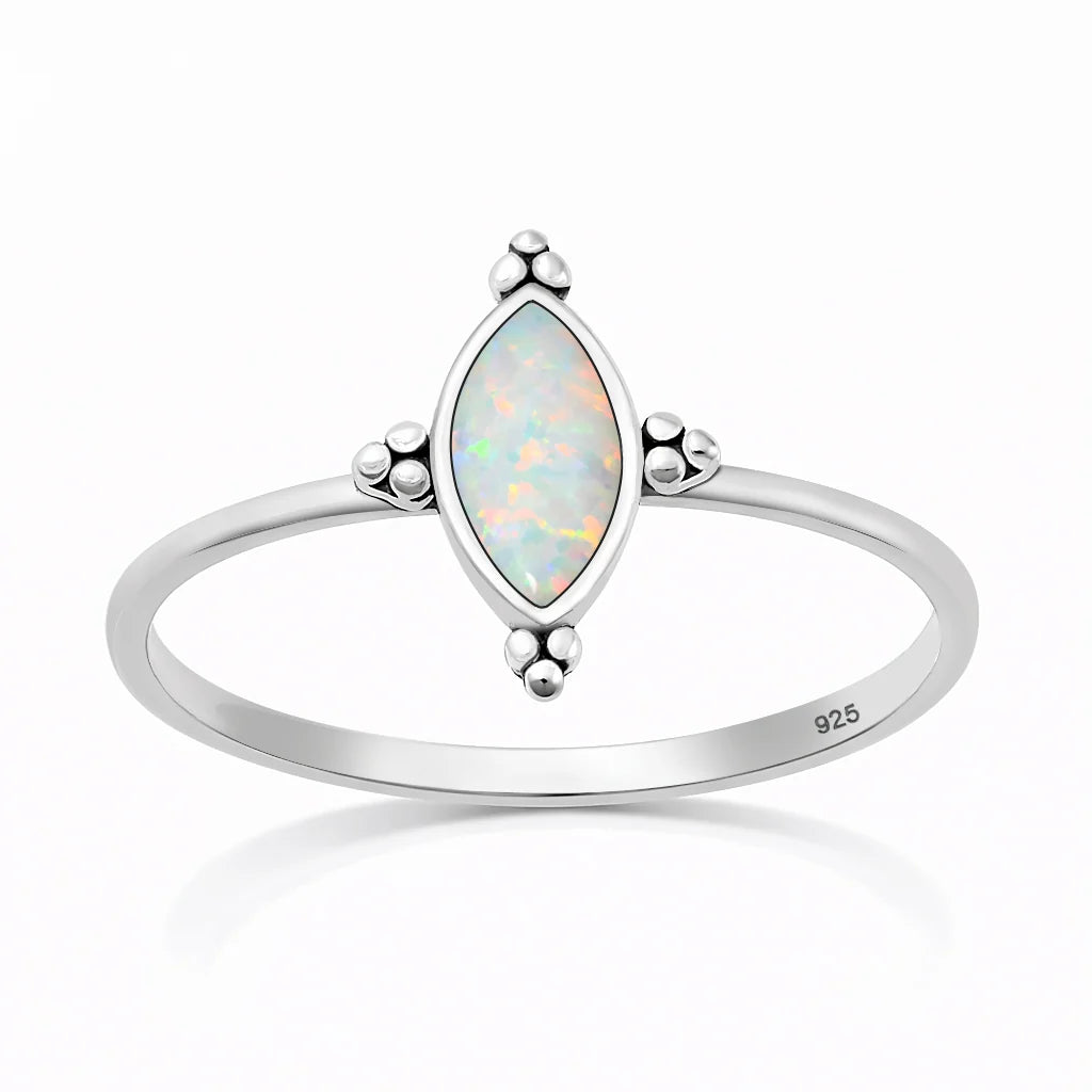Bague Marquise en argent sterling 925 sur fond blanc