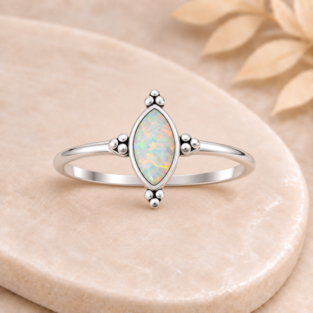 Bague Marquise en argent sterling 925 sur plateau beige marbré