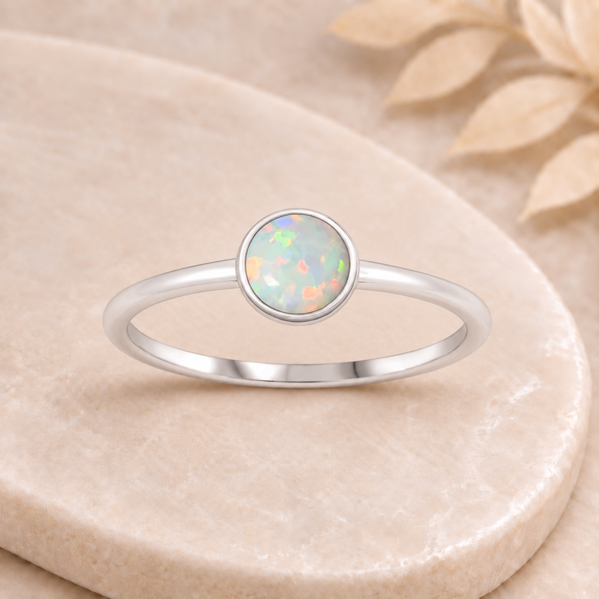 Bague Opaline sur plateau beige marbré