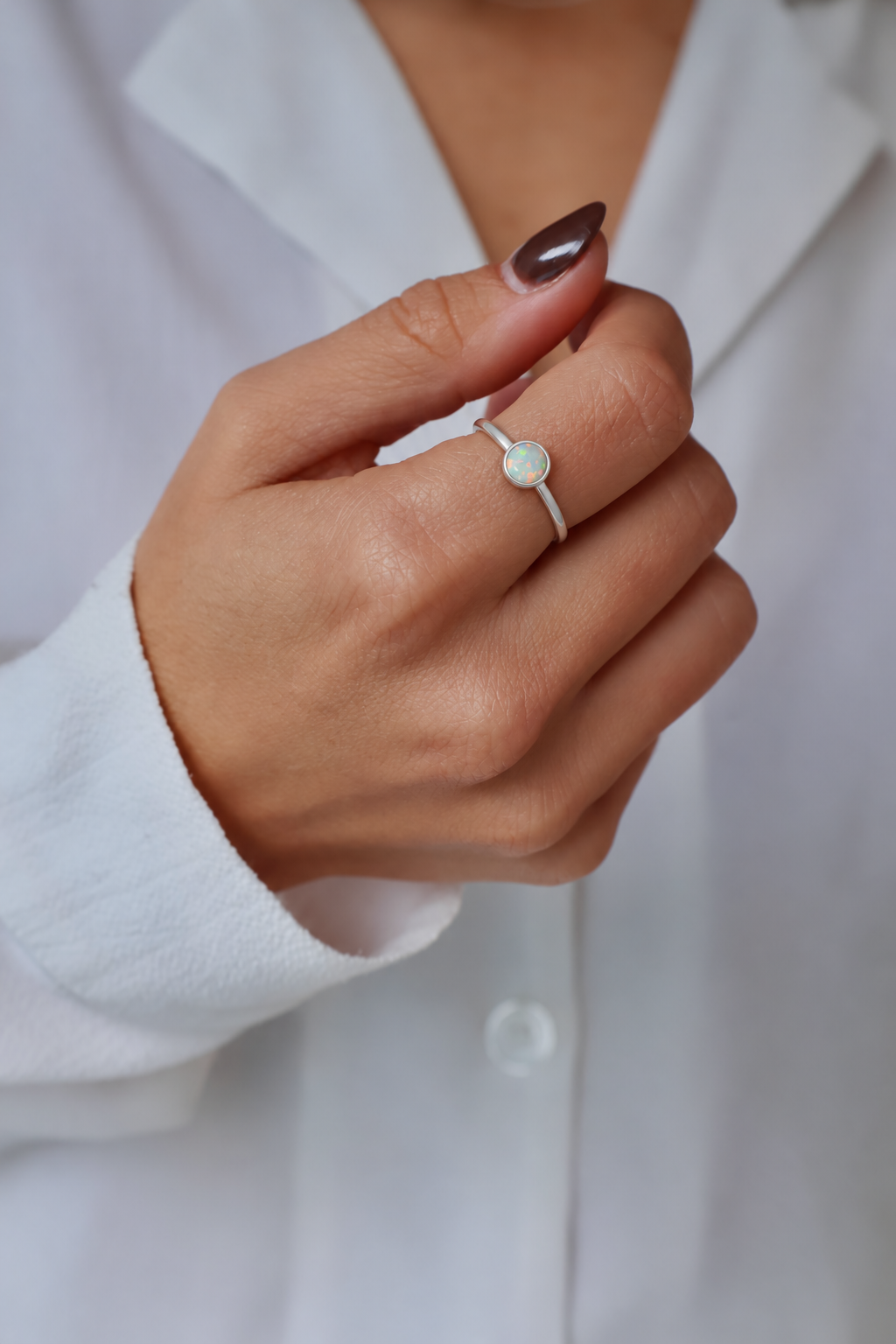 Montage de la bague Opaline portée au doigt