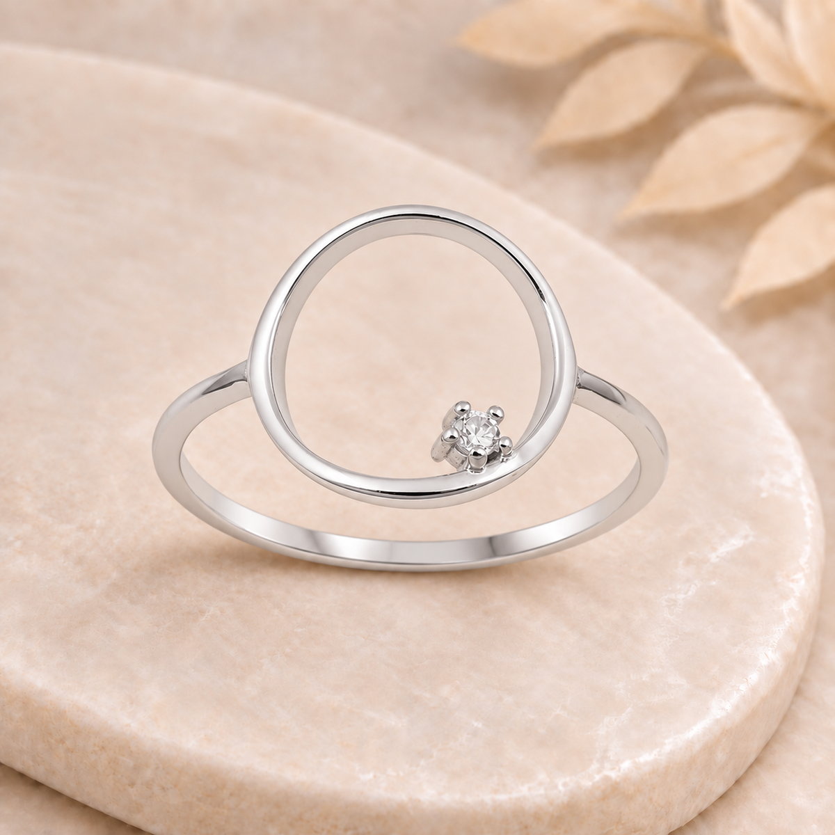 Bague Orbia en argent sterling 925 sur plateau beige marbré