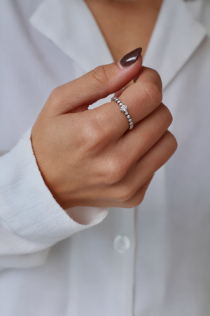 Montage de la bague Perline portée au doigt