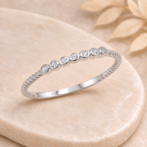 Bague Scintille en argent sterling 925 sur plateau beige marbré