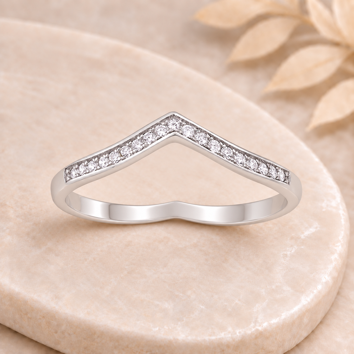 Bague Vélia en argent sterling 925 sur plateau beige marbré