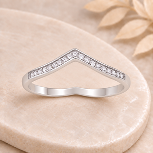 Bague Vélia en argent sterling 925 sur plateau beige marbré